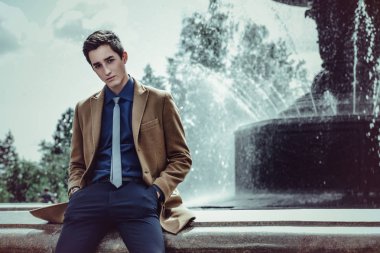 Şık giysileriyle bir şehir Park'ta yürüyordunuz mutlu genç adam. Açık moda. İş tarzı. 