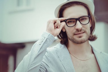 Mutlu hippi bir şehir sokak üzerinde genç adam. Açık moda. 