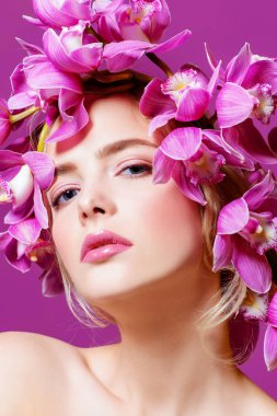 Yakın çekim çiçek çelenk şehvetli bahar kadın portresi. Güzellik, kozmetik. Kalıcı makyaj.