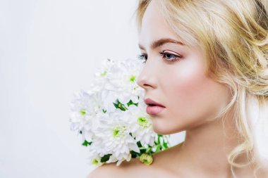 Yakın çekim portre çiçekler ile güzel bir romantik genç kadının. Uzay kopyalayın. Kozmetik, sağlık. Güzellik, moda kavramı.