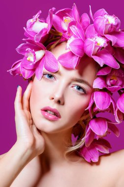 Yakın çekim çiçek çelenk şehvetli bahar kadın portresi. Güzellik, kozmetik. Kalıcı makyaj.