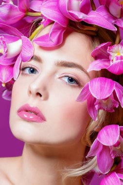 Yakın çekim çiçek çelenk şehvetli bahar kadın portresi. Güzellik, kozmetik. Kalıcı makyaj.