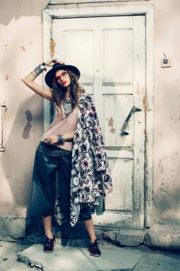 Güzel seksi moda kadın açık poz. Modern giyimleri. 