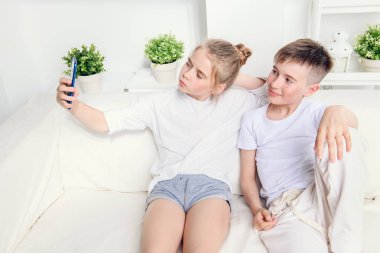 Mutlu neşeli çocuklar selfie evde yapıyoruz. Çocuk moda. Modern bir yaşam tarzı. Aile kavramı.