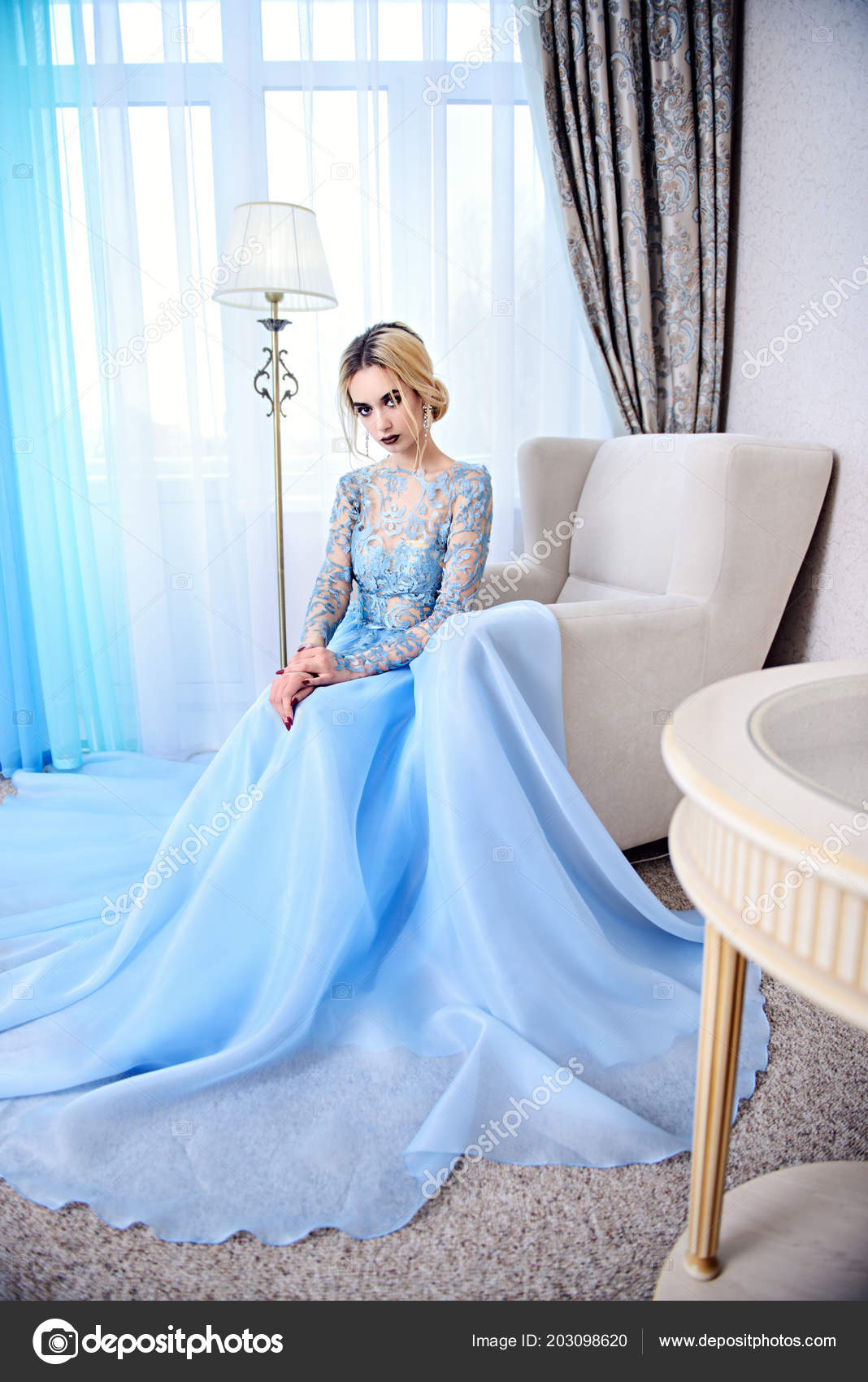 Portrait Toute Longueur Une Magnifique Jeune Femme Robe