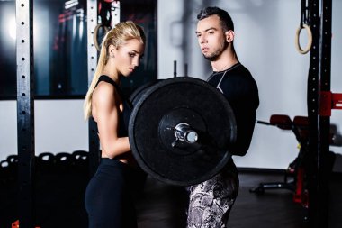 Kas gençlerle bir spor salonunda güzel atletik organları portresi. Fitness, vücut geliştirme. Sağlık.