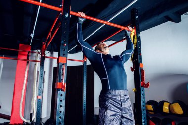 Kas acımasız adam bir spor salonunda egzersizleri yapıyor. Sağlık ve spor kavramı.