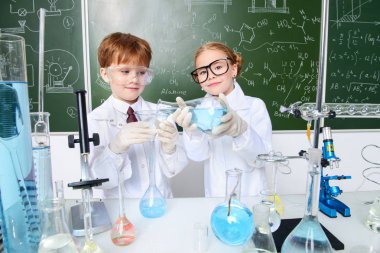 İki çocuk bilim adamları deneyler laboratuvarda yapma. Eğitim kavramı. Erken çocuk gelişimi.