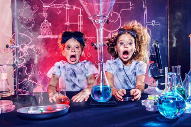 Komik okul çocukları laboratuvarda deneyler yapıyor. Patlama laboratuvarda. Bilim ve eğitim.