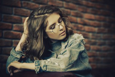 Gözlük takan bir sevimli kız genç portresi. Modern bir genç nesil için gözlük. Güzellik, moda.