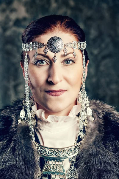 Etnik kostüm studio poz Olgun kadın.