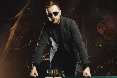 Viski içme ve heyecan bir casino poker oynamaya zengin Olgun biri. Kumar, iskambil ve rulet.