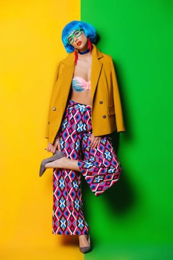 Sarı ve yeşil arka plan üzerinde parlak yaz giysileri giyiyor mavi saçlı kız moda tam uzunlukta portresi. Güzellik, moda kavramı. Pin-up tarzı.