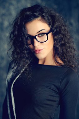 Gözlük takan gülümseyen bir iş kadınının portresi..