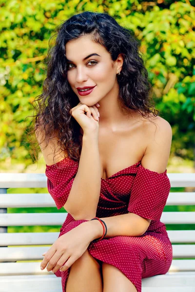 Kadın büyüleyici zarif bordo elbise yaz parkta giyinmiş. Güzellik, moda kavramı.