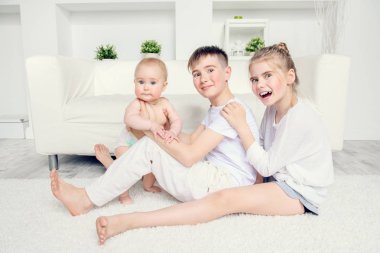 Evde mutlu neşeli çocuklar portresi. Aile kavramı.