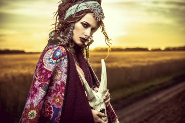 Muhteşem çingene falcı bir kafatası içinde güneşin ışınları ile. 