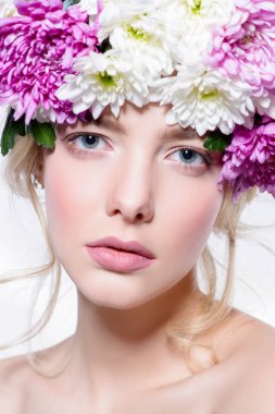 Yakın çekim çiçek çelenk şehvetli bahar kadın portresi. Güzellik, kozmetik. Kalıcı makyaj. Beyaz arka plan.