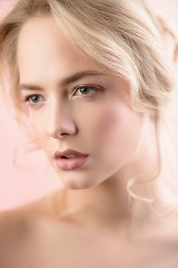 Doğal makyaj güzel bir sarışın kadınla portresi. Güzellik, saç bakım, kozmetik kavramı. Sağlık. Beyaz arka plan.