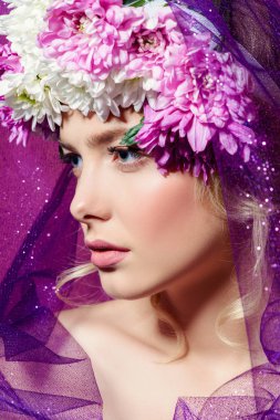 Bir çelenk çiçek ve duvak şehvetli bahar Bayan. Güzellik, kozmetik. Kalıcı makyaj.