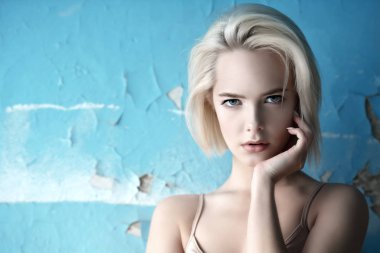 Yakın çekim çıplak makyaj ile güzel bir sarışın kadın portresi. Güzellik, moda kavramı. Kalıcı makyaj ve kozmetik. Kısa saçlar için saç kesimi.