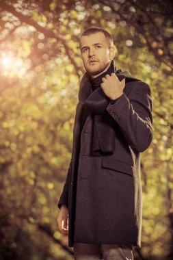 Sonbahar Park modern yakışıklı adam. Mevsimlik moda.