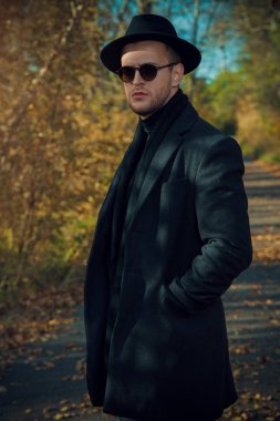 Sonbahar Park modern yakışıklı adam. Mevsimlik moda. 
