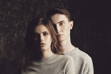 Bir çekici genç aşıklar grunge arka plan üzerinde portresi. Güzellik, moda.