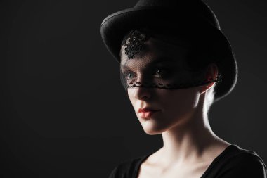 Şapkalı bir örtü ile çarpıcı bir genç kadın moda vurdu. Şapkaya stili.