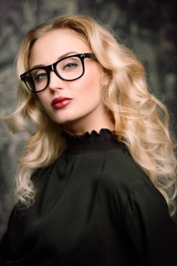Güzellik Portresi. Gözlük parlak makyajlı çekici genç kadın. Optik tarzı. Kozmetik ve makyaj. 