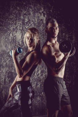 İki kas gençlerin dumbbells ile yapıyor. Fitness, vücut geliştirme. Etkin, sağlıklı yaşam tarzı.