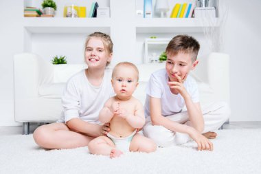 Evde mutlu neşeli çocuklar portresi. Aile kavramı.