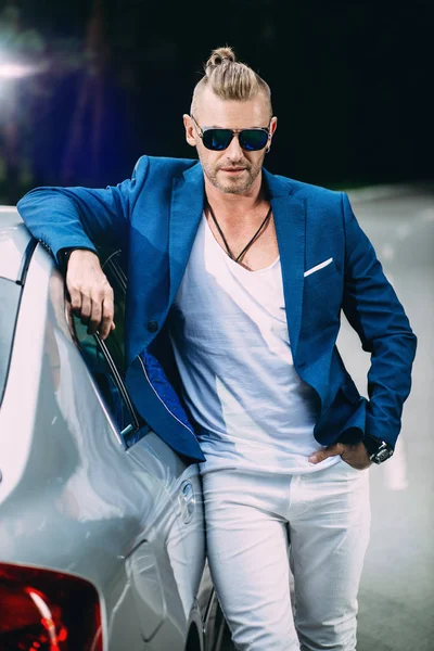 Arabasının yanında duran Modern olgun adam. İş tarzı. Araç konsepti. Lüks.