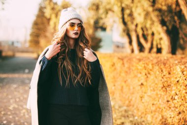 Mevsim sonbahar moda. Sonbahar parkta poz moda sıcak giysiler giyen Modern genç kadın.