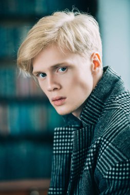 Yakın çekim odasında kareli ceket sarışın bir adam portresi. Moda vurdu. Erkek güzelliği, moda. 