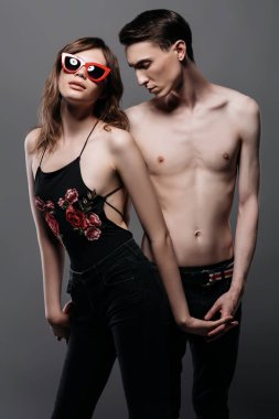 Bir çekici genç aşıklar portresi. Güzellik, moda.