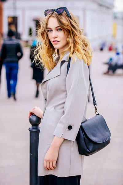 Bir şehir sokakta duran Modern Genç kadın. Güzellik, şehir moda.