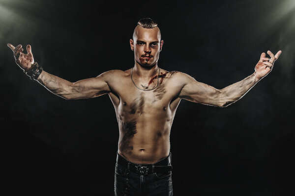 Боевой клуб, ММА. Портрет плохого парня-бойца, демонстрирующего свои мускулы и силу. Рокер, панк
. 