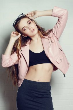 Stüdyosu gençlik giysiler içinde poz uzun saçlı güzel kadın modeli. Beyaz arka plan. Güzellik, moda. 