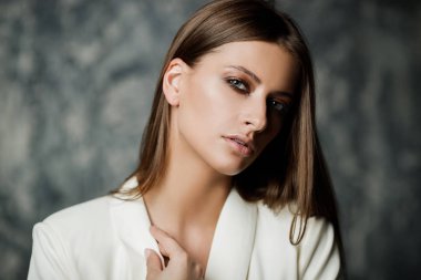 Yakın çekim koyu arka plan üzerinde makyaj ile güzel bir kadın portresi. Güzellik, moda kavramı. Makyaj ve kozmetik.