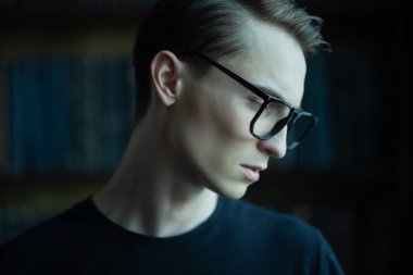 Yakın çekim yakışıklı bir dalgın genç adam bir odada portresi. Erkek güzellik ve sağlık.