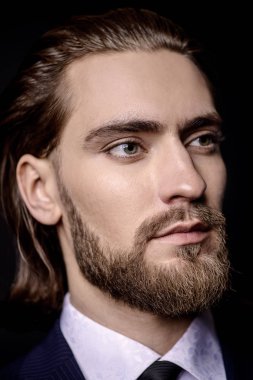 Yakın çekim portre şık giysiler içinde sakallı yakışıklı bir genç adam. Erkek güzellik, moda. Saç şekillendirme, berber. 