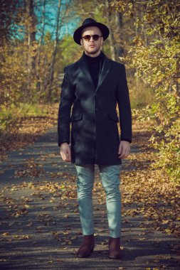 Sonbahar Park modern yakışıklı adam. Mevsimlik moda. Tam uzunlukta portre.