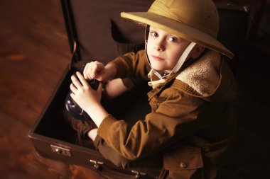 Gezgin evinde oynayan çocuk. Çocukluk. Fantastik, hayal. 