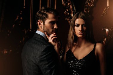 Cinsel tutkulu iki zarif gece kıyafetleri içinde. Lüks iç. Ateş moda.