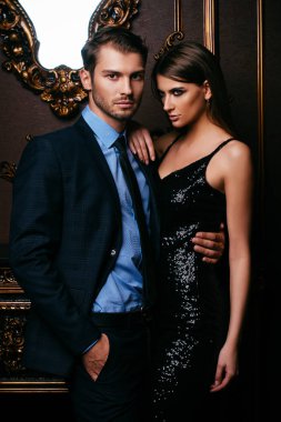 Cinsel tutkulu iki zarif gece kıyafetleri içinde. Lüks iç. Ateş moda.