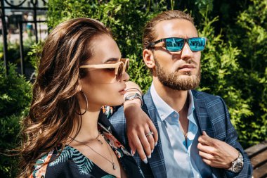 Gençlerin parkta yürüyen bir güzel yakın çekim portre. Yaz Modası. 