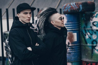 Gençlik bahçede. Gençlik moda. Geçiş yaş problemleri.