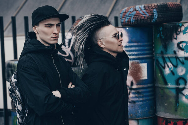 Юность на заднем дворе. Молодежь. Проблемы переходного возраста
.