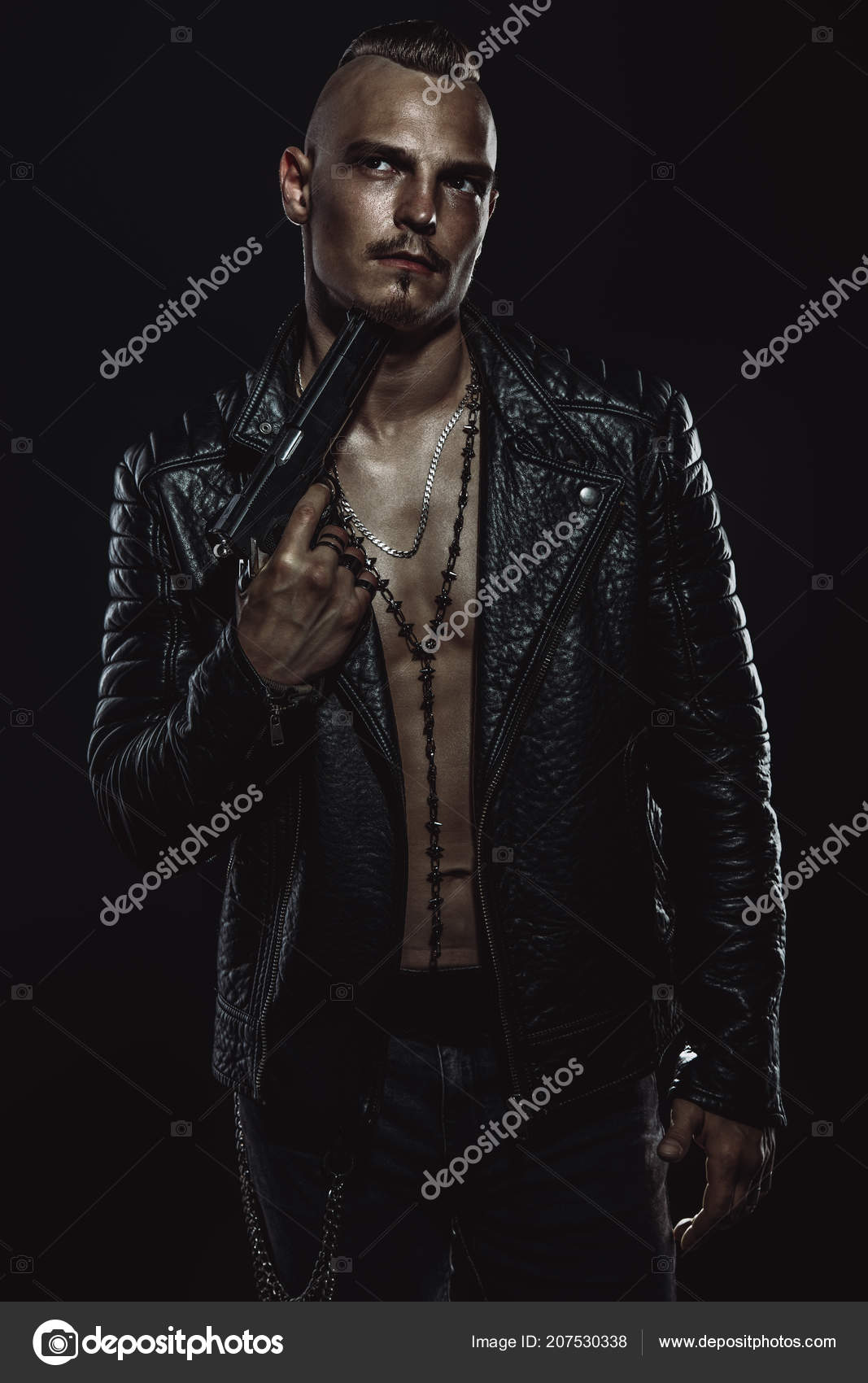 Des Une Noir Armes Porter Portrait Homme Feu Veste Cuir fYwnpW